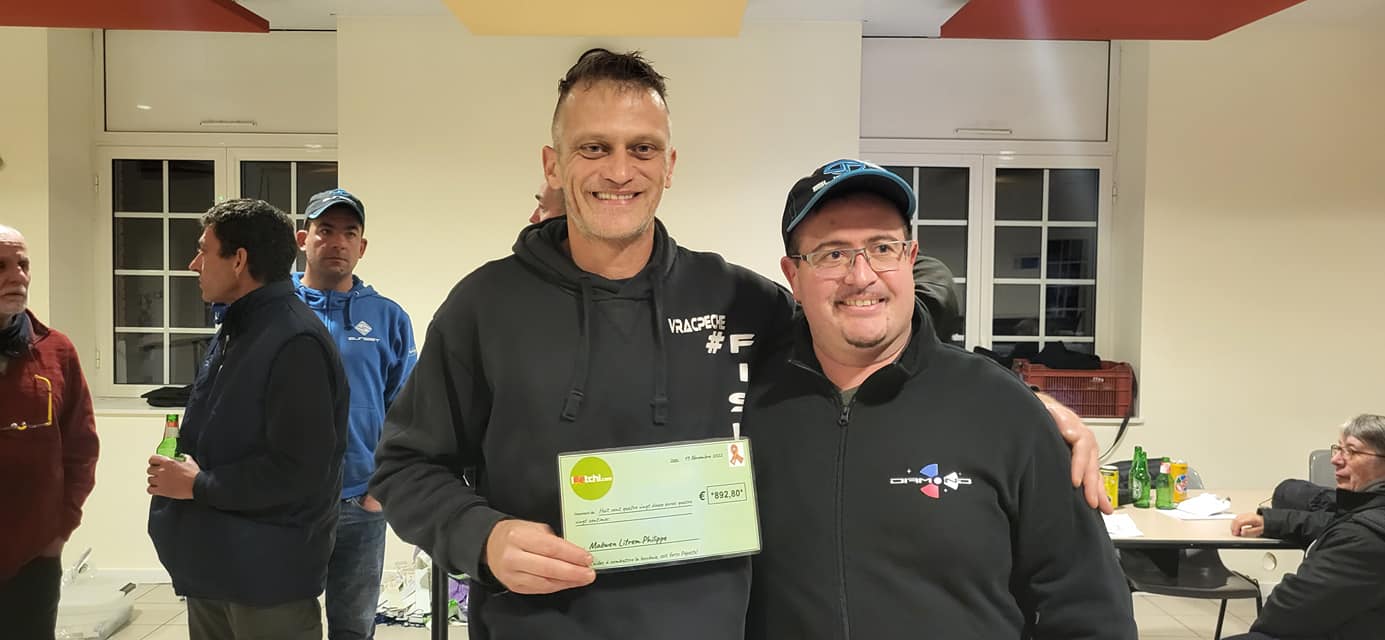 fabrice-recoit-le-cheque-de-la-cagnotte-litchi-637dfa8ca9d86439735844.jpg